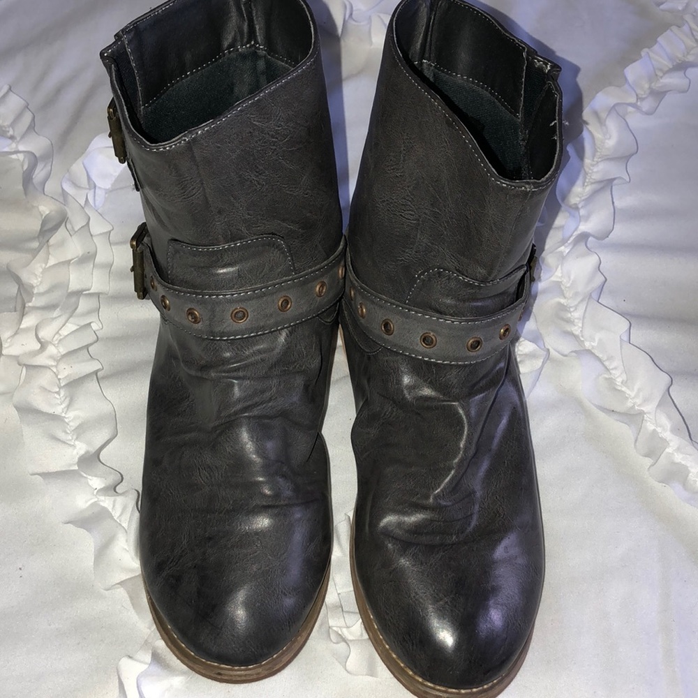 Gray ankle bootie